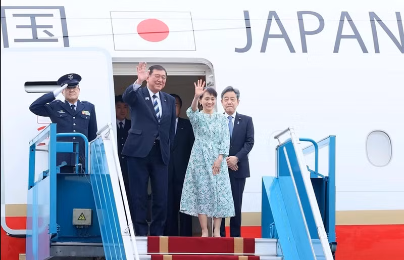 日本首相石破茂和夫人抵达河内。（图片来源：越通社）