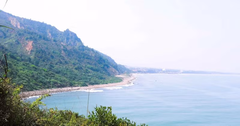 琼海沿岸，形态各异的岩石峭壁错落有致地伸向大海，勾勒出一幅独具特色的海岸风景画。（图片来源：越通社）
