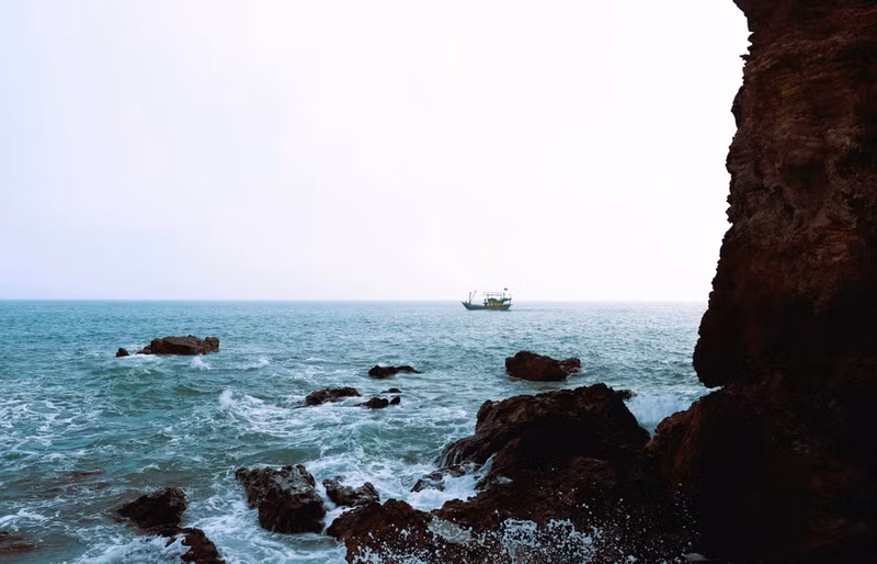 站在义安省琼流县龙眼洞（Hang Mắt Rồng）内远眺，琼海的壮丽景色一览无遗。（图片来源：越通社）