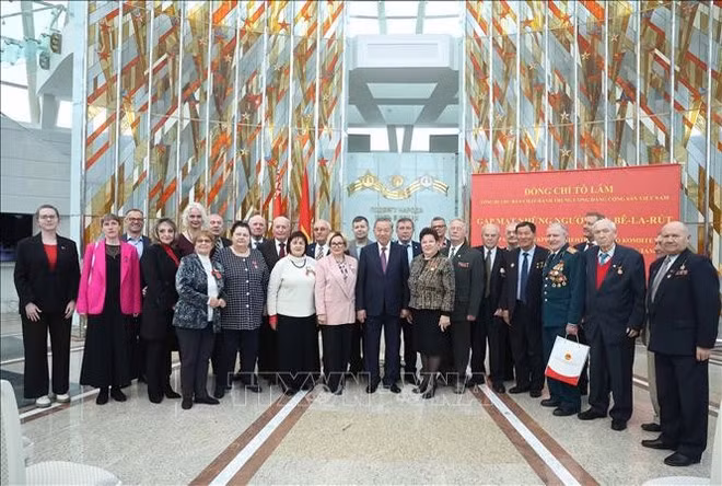 苏林总书记与各位代表合影。（图片来源：越通社）