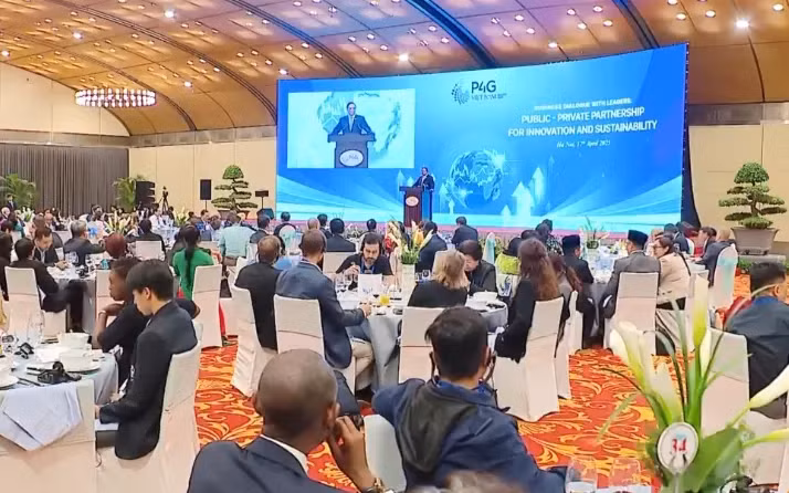 越南政府总理范明正在对话会上发表讲话。（图片来源：VTV）