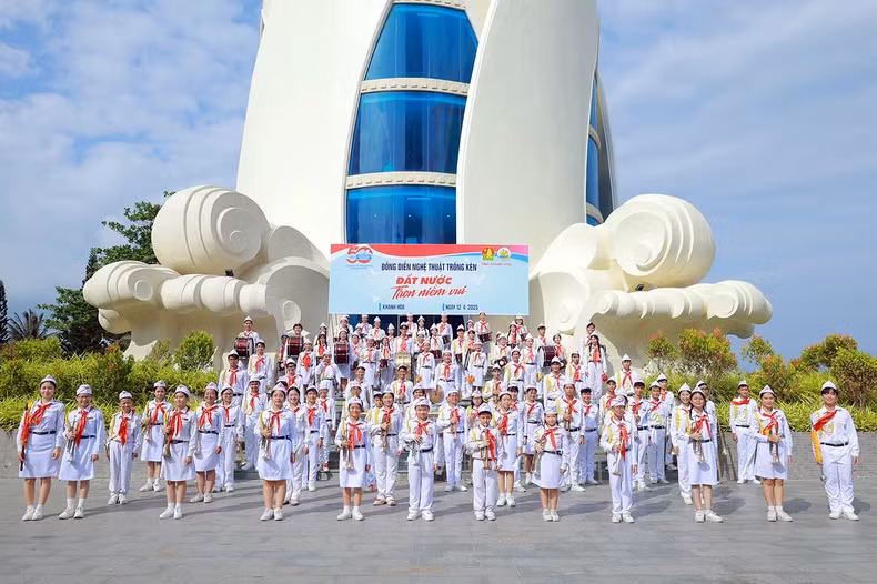 全国各地的少年儿童齐奏鼓号，积极响应本次活动。