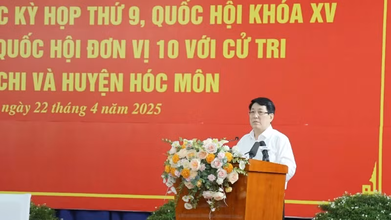 越南国家主席梁强发表讲话。