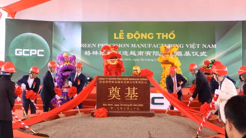代表们举行Green Precision Manufacturing Vietnam公司精密电子元件工厂项目奠基仪式。