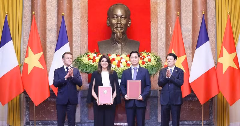 5月26日，越南国家主席梁强与法国总统埃马纽埃尔·马克龙共同见证双方合作文件的交换。（图片来源：VNVC）