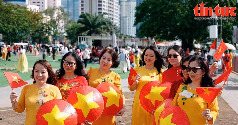 胡志明市市民沉浸在北南团聚50周年这一历史性时刻的喜悦之中。