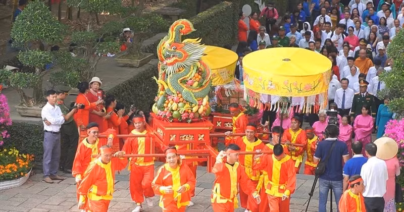 2025年4月7日（即农历三月初十），胡志明市市委、市人民议会、市人民委员会和越南祖国阵线胡志明市委员会在胡志明市民族文化历史公园雄王纪念堂隆重举行雄王祭祖仪式。