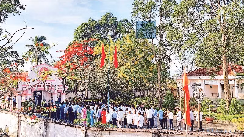 在全省多个地方，胡伯伯庙与纪念馆迎来络绎不绝的群众前来参观、敬香、缅怀追思。