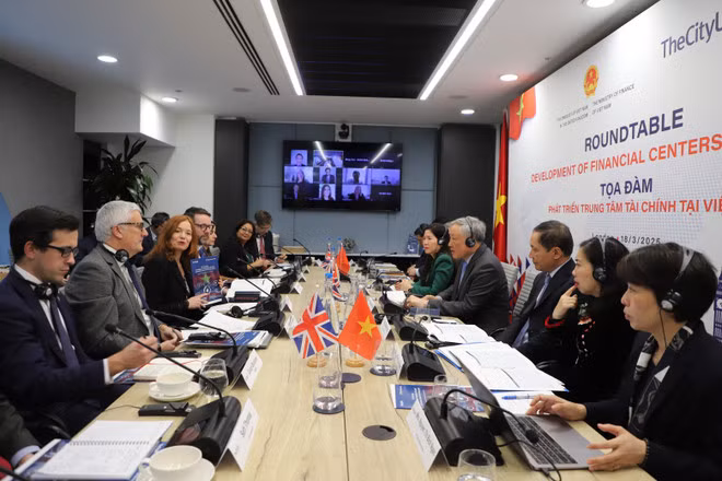 越南政府常务副总理阮和平出席关于建设和开发国际金融中心的座谈会。