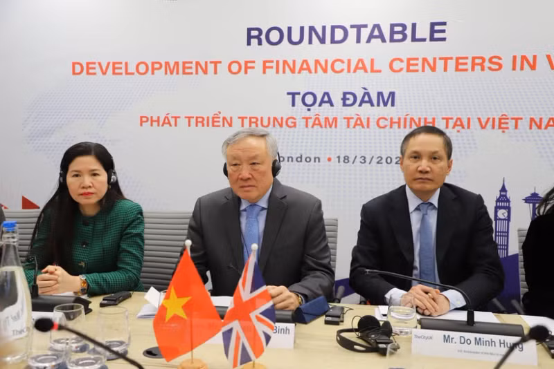 越南政府常务副总理阮和平（左二）出席关于建设和开发国际金融中心的座谈会。