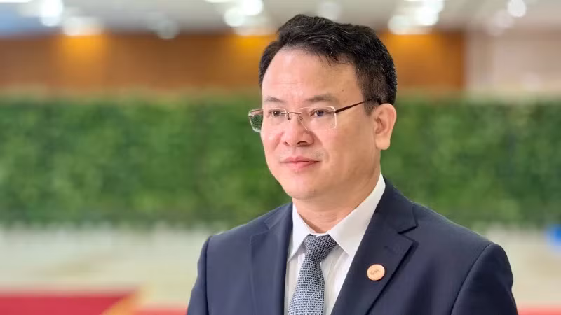越南财政部副部长陈国方接受记者采访。（明芳 摄）