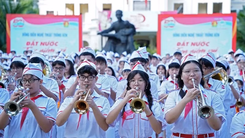 万名儿童鼓号齐鸣奏响《祖国充满喜悦》。