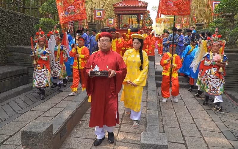 2025年4月7日（即农历三月初十），胡志明市市委、市人民议会、市人民委员会和越南祖国阵线胡志明市委员会在胡志明市民族文化历史公园雄王纪念堂隆重举行雄王祭祖仪式。