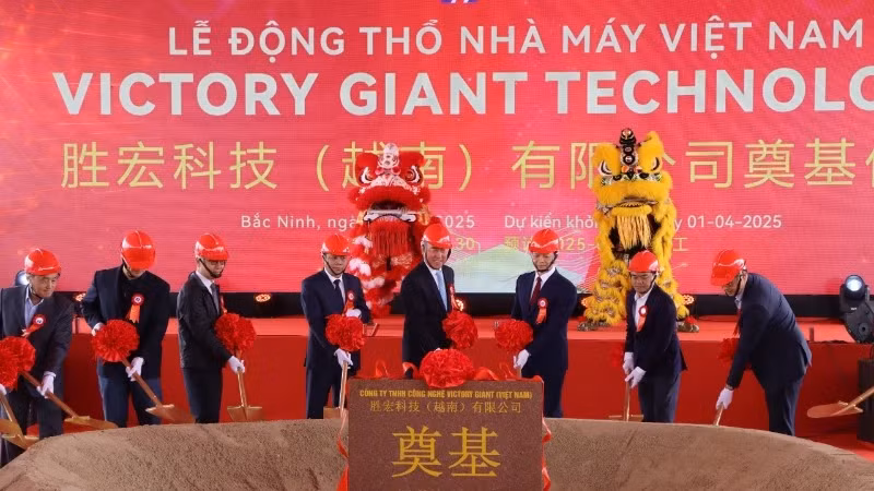 代表们举行胜宏科技（越南）工厂项目奠基仪式。
