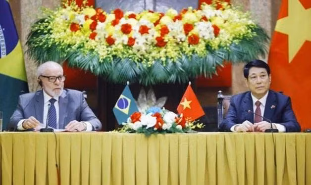 越南国家主席梁强与巴西总统卢拉共同会见记者。