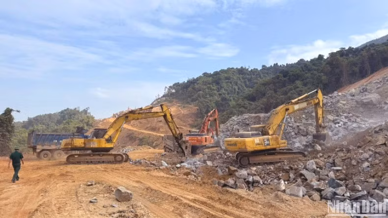 加快北南高速公路怀仁-归仁路段的施工进度。 加快北南高速公路怀仁-归仁路段的施工进度。