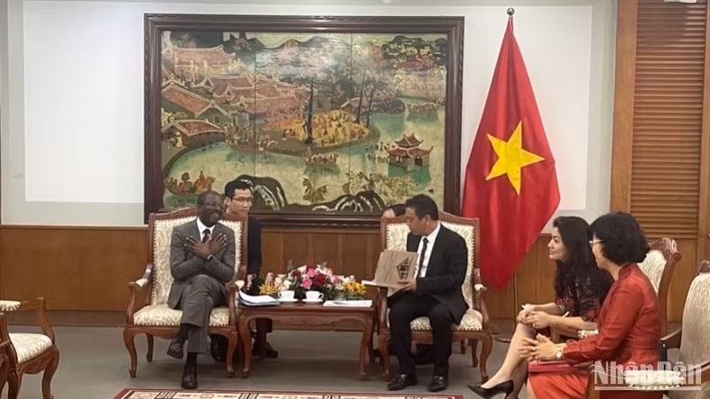 联合国教科文组织世界遗产中心主任拉扎尔·埃隆杜·阿索莫与越南文化体育旅游部领导举行工作会议。（玉莲 摄）