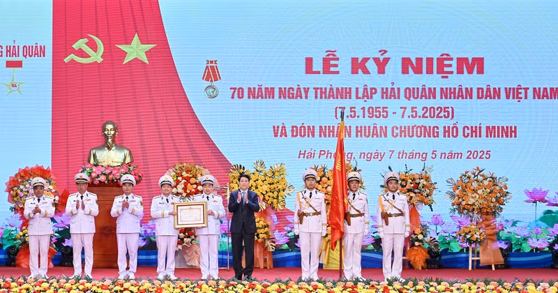 国家主席梁强向海军军种授予胡志明勋章。
