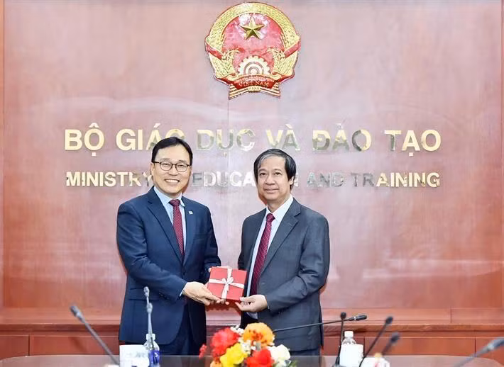 越南教育与培训部部长阮金山与韩国驻越南大使崔泳三。（图片来源：越南教育与培训部提供）