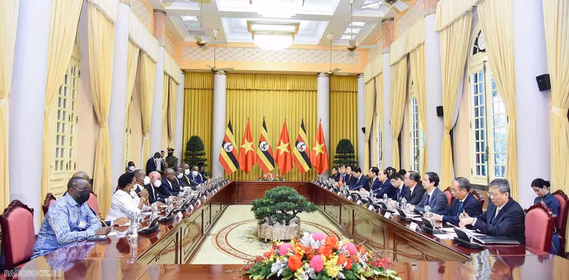 国家主席阮春福与约韦里·卡古塔·穆塞韦尼总统在主席府举行了会谈。