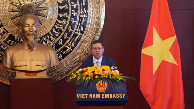 越南驻华大使范清平在见面会上讲话。