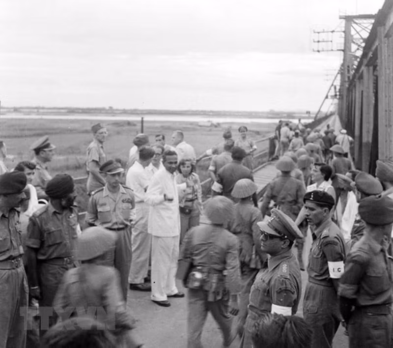 1954年10月9日下午，在国际《日内瓦协定》执行委员会和国际观察员的见证下，我军一批士兵走过龙边桥接管河内。（图片来源：越通社）