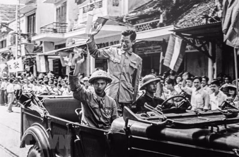 河内军政委员会副主席陈维兴从越北地区回归接管首都。（图片来源：越通社）