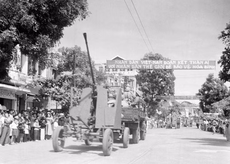 1954年10月10日上午，308号大团的机械化部队进入接管首都。（图片来源：越通社）
