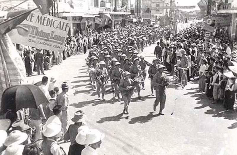 1954年10月10日上午，308号大团首都团的步兵部队在首都的路上昂首阔步。（图片来源：越通社）