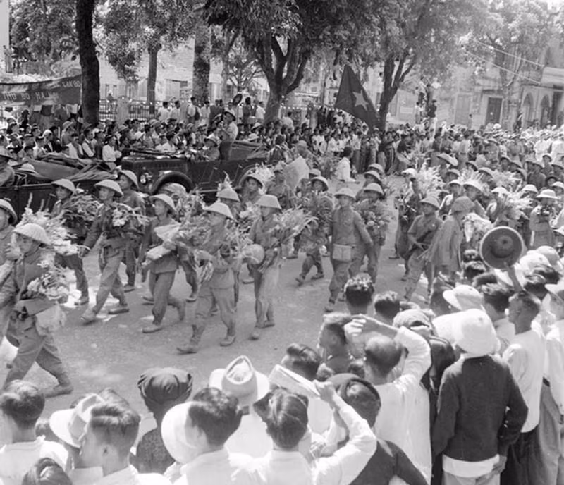 1954年10月10日上午，在河内南部， 308号大团旗下88号团和36号团从白梅街、顺化街进入接管首都。（图片来源：越通社）