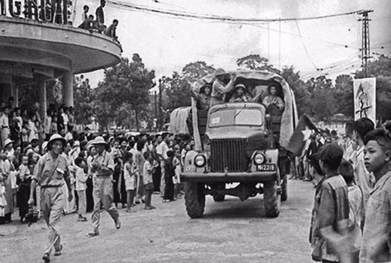 1954年10月10日上午，308号大团的部队在还剑湖五岔路口（现为东京义塾广场）受到市民的热烈欢迎。（图片来源：越通社）
