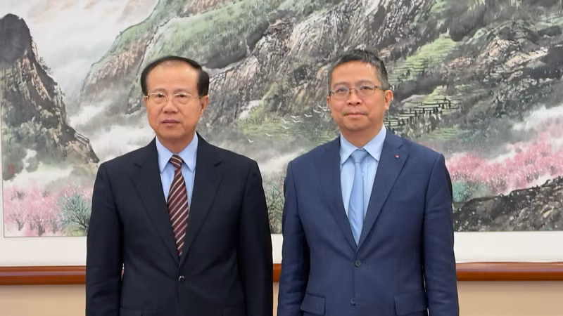 越南驻华大使范清平礼节性拜会中国全国人大外事委员会副主任傅自应。