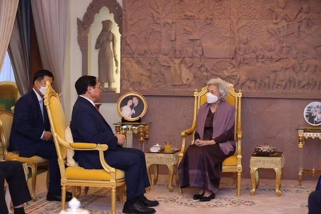 范明正总理拜会柬埔寨王国太后诺罗敦·莫尼列·西哈努克。 范明正总理拜会柬埔寨王国太后诺罗敦·莫尼列·西哈努克。