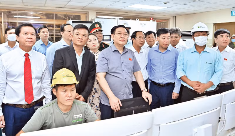 国会主席王廷惠在平福省真成县造访VRG Dongwha中纤板股份公司的调控中心。（维灵 摄）