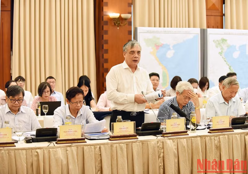 前越南经济研究院院长陈廷天在会上发言。 前越南经济研究院院长陈廷天在会上发言。