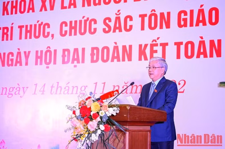 越南祖国阵线中央委员会主席杜文战在见面会上讲话。