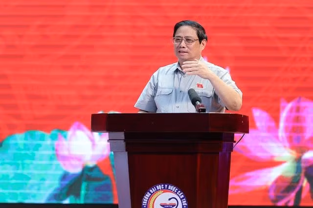 范明正总理发表讲话。