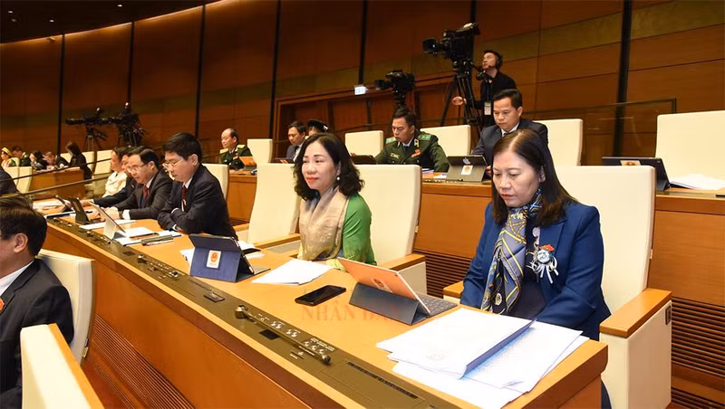 国会代表出席会议。