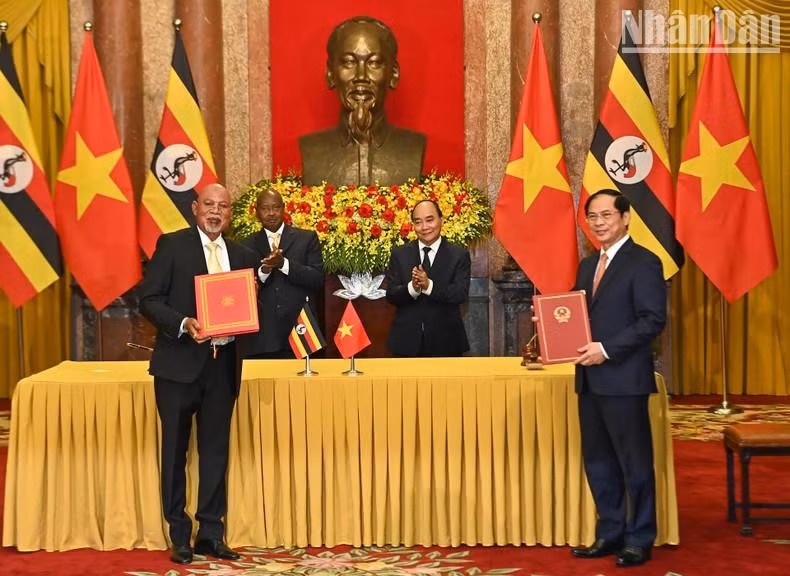 国家主席阮春福与约韦里·卡古塔·穆塞韦尼总统见证双边合作文件的签字仪式。 国家主席阮春福与约韦里·卡古塔·穆塞韦尼总统见证双边合作文件的签字仪式。