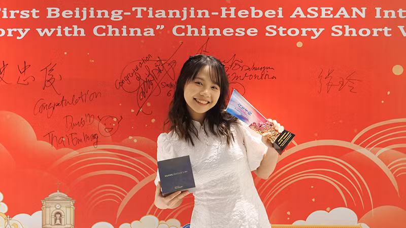 越南留学生黄氏秋莺获得“东盟青年才俊”奖。