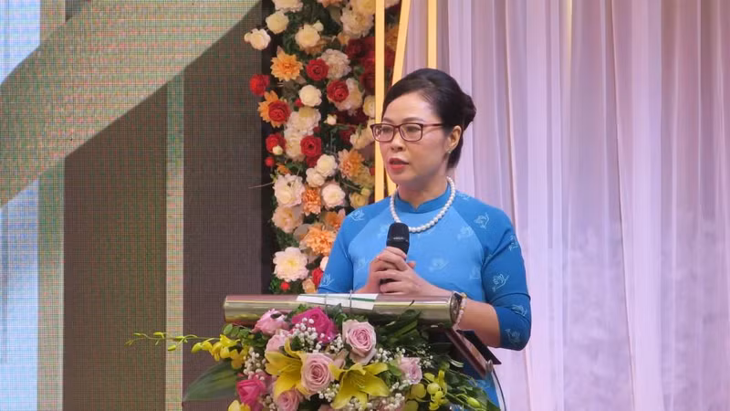 海防市妇女联合会主席武氏金莲发言。