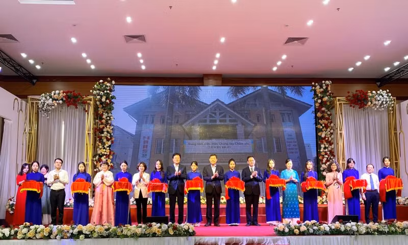 与会代表剪裁。