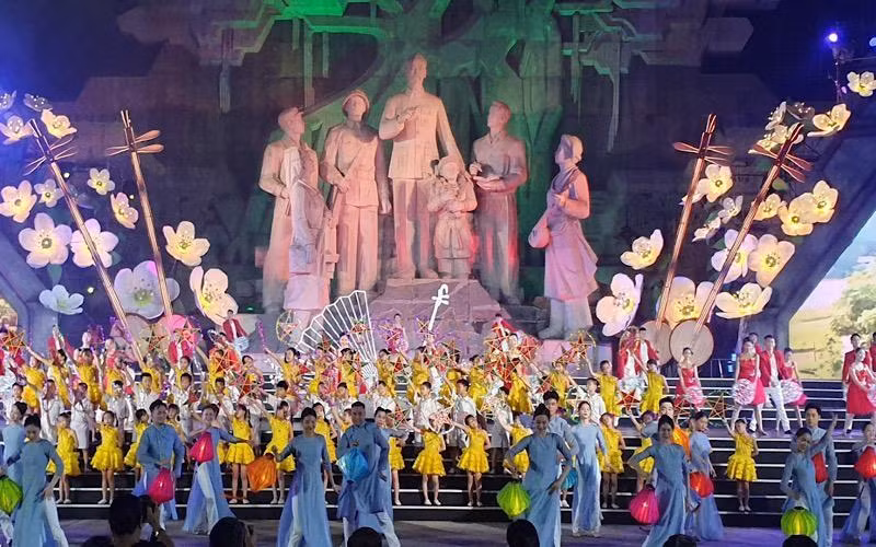 越南岱族、侬族、傣族的天曲荣获联合国教科文组织颁发的人类非物质文化遗产证书。