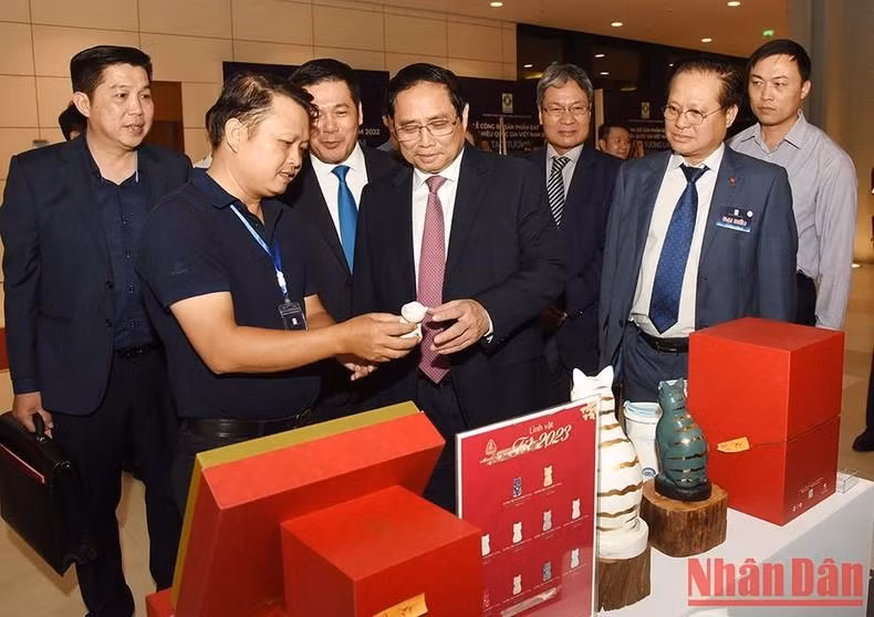 范明正总理参观展位。（陈海 摄）