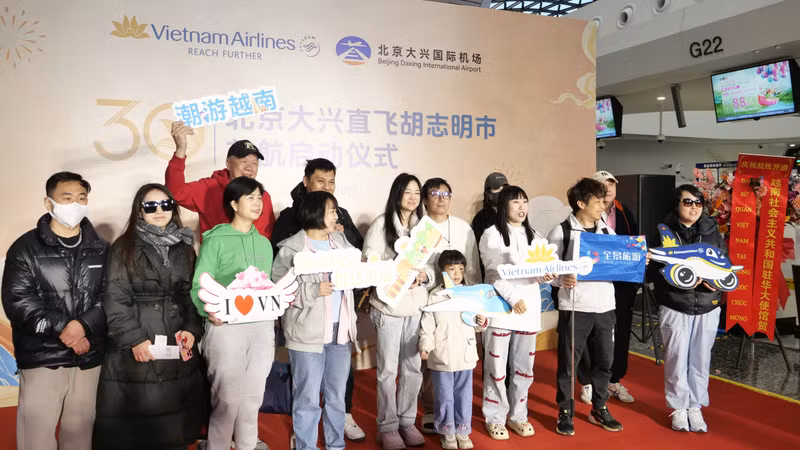 乘客们在北京大兴至胡志明市航线开通仪式上合影。