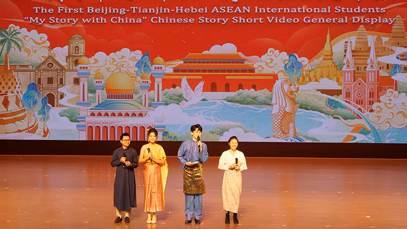 东盟留学生当文艺演出主持人。