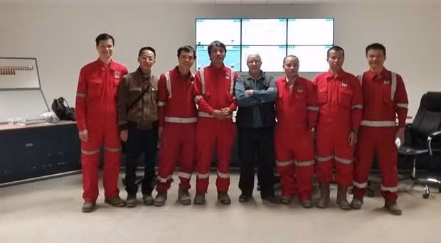 越南和阿尔及利亚专家在比尔瑟巴油田。