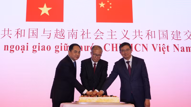 杨万明会长（左）、李鸿忠副委员长（中）和范清平大使（右）共切蛋糕。
