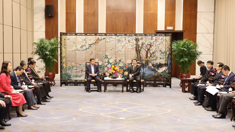 阮志勇副总理会见广东省常务副省长张虎。 阮志勇副总理会见广东省常务副省长张虎。
