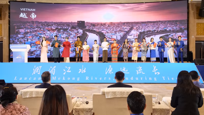 澜湄六国大学生表演文艺节目。